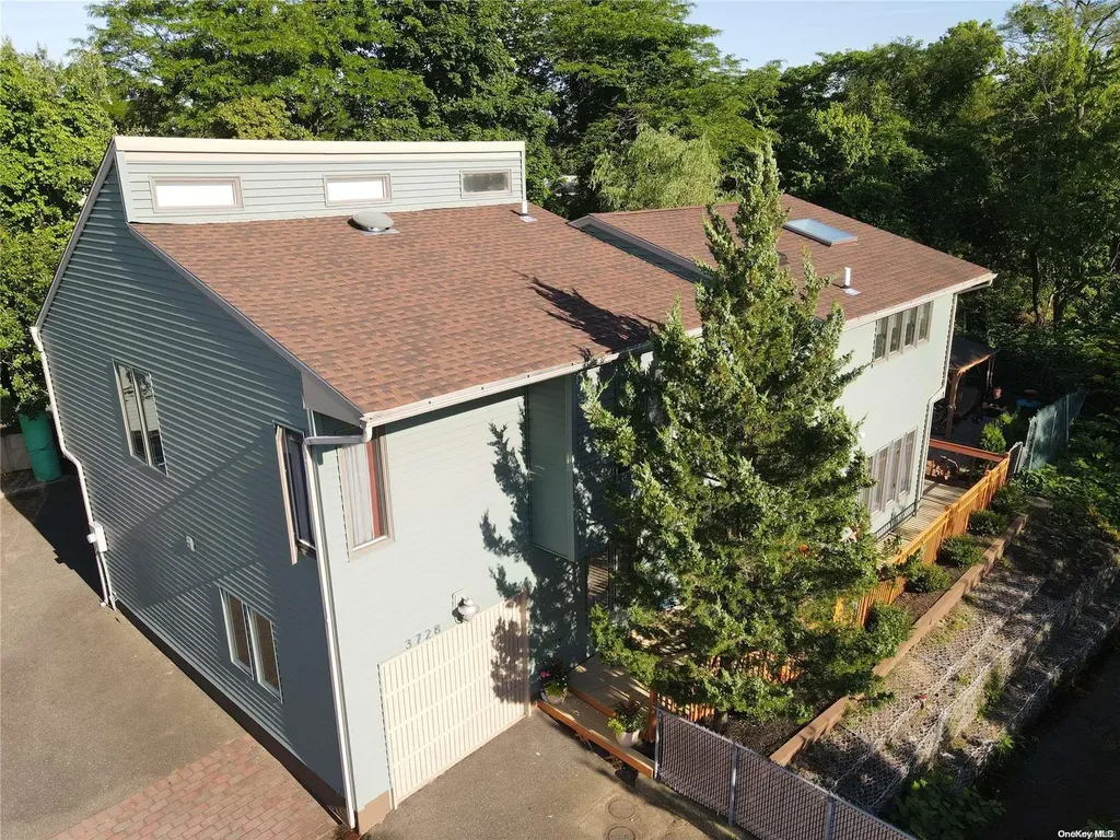 3728 E End Seaford NY 11783