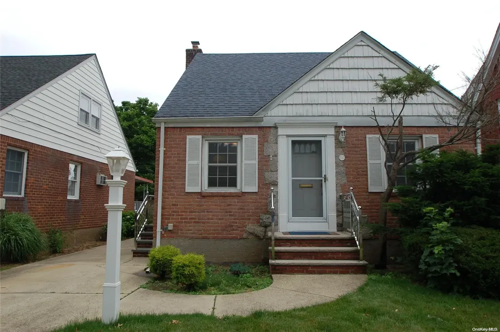 310 Ingraham Lane New Hyde Park NY 11040