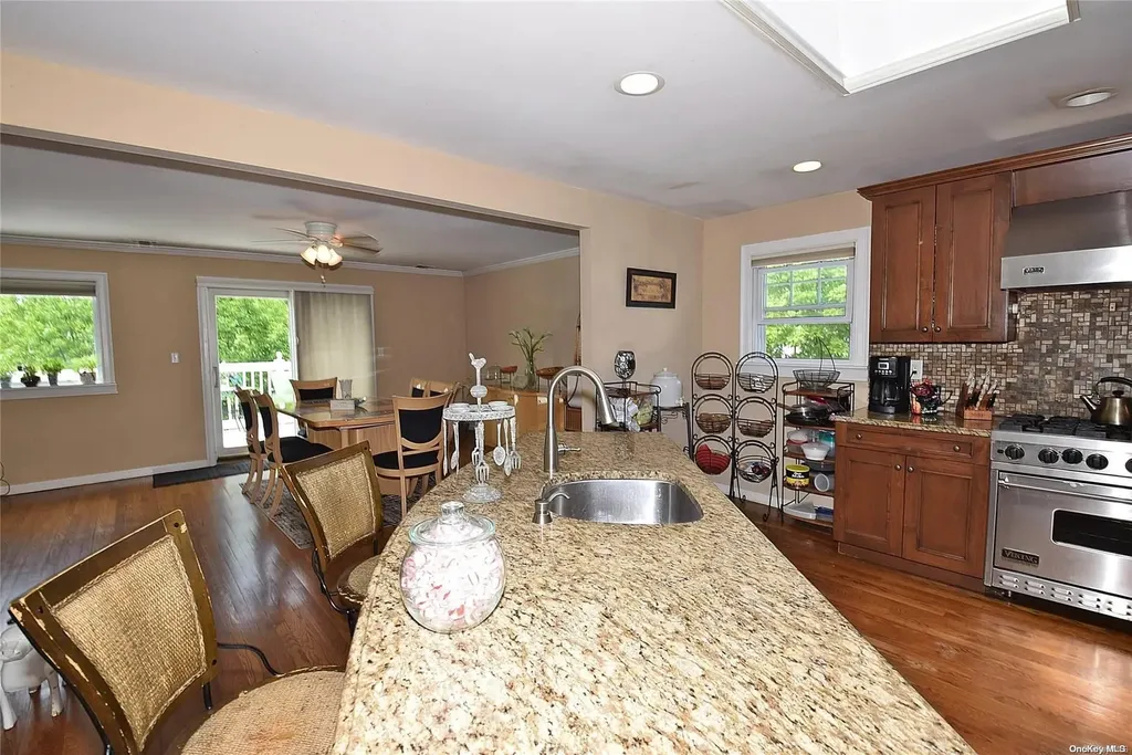 38 Mohawk Drive Brightwaters NY 11718