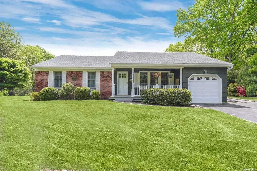 12 Hastings Drive Ridge NY 11961