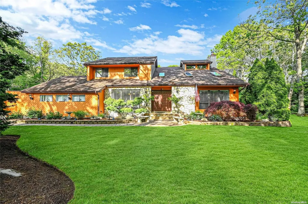 3 Jenny Path Medford NY 11763