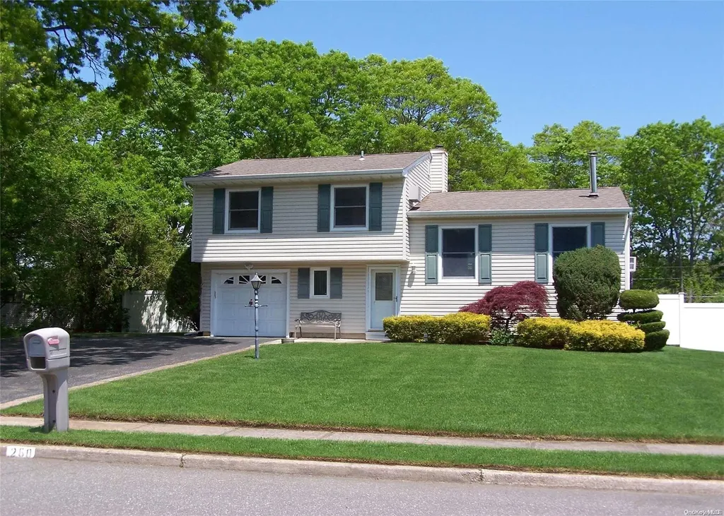 260 Thunder Road Holbrook NY 11741