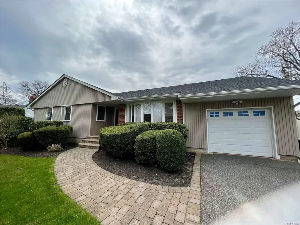 8 Ann Drive Syosset NY 11791