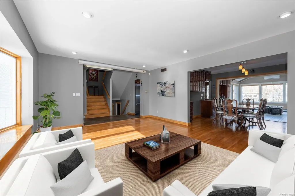 908 Eileen Terrace Woodmere NY 11598