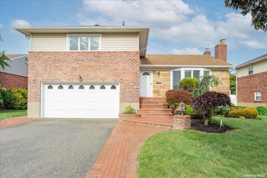 28 Stauber Drive Plainview NY 11803