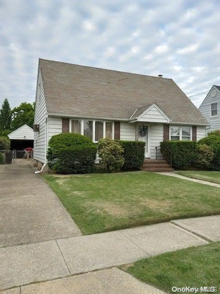 238 Royal Avenue Mineola NY 11501
