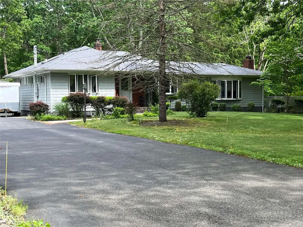 27 Crescent Bow Ridge NY 11961