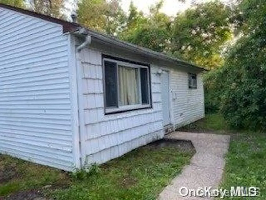 36 Willow Street Central Islip NY 11722