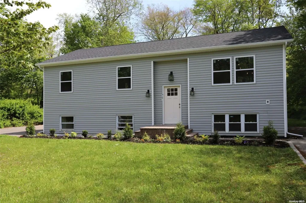 12 Daniel Lane Middle Island NY 11953