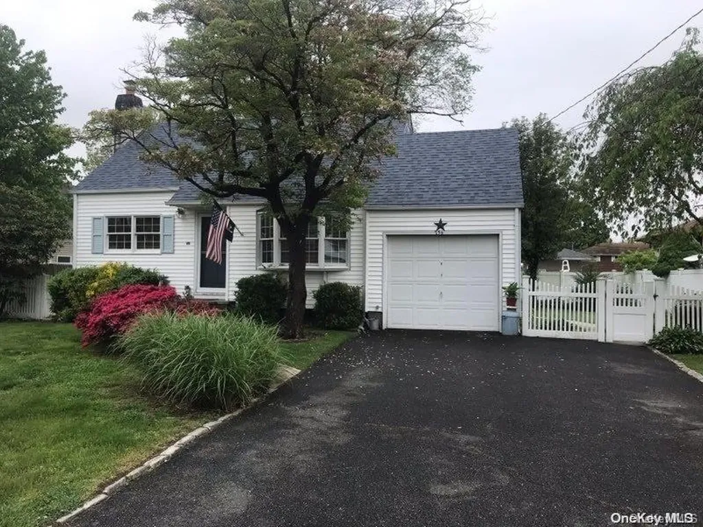 256 Carlls Path Deer Park NY 11729