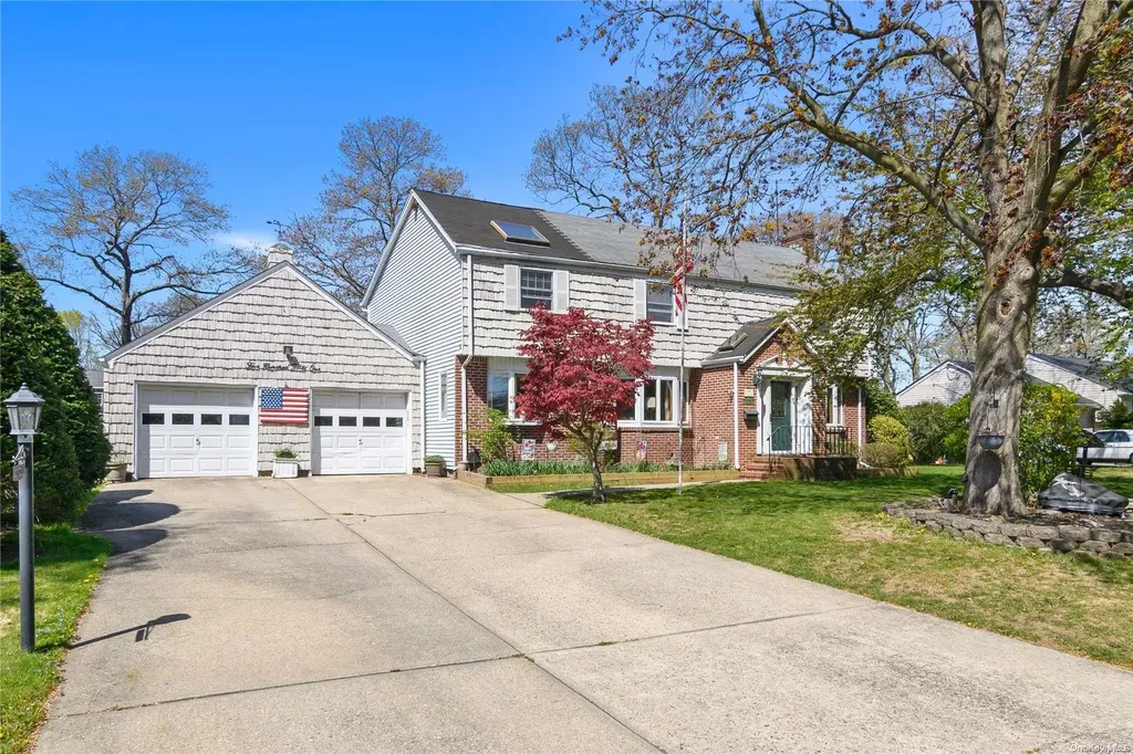 541 Richland Boulevard Brightwaters NY 11718