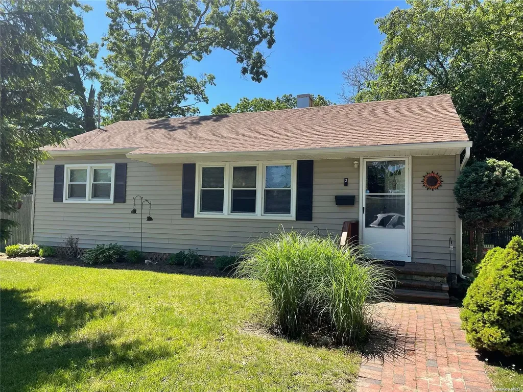 2 W Walnut Street Islip NY 11751