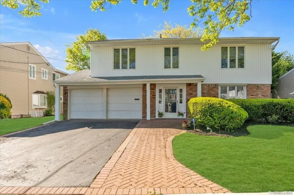 2072 Blanche Lane Merrick NY 11566