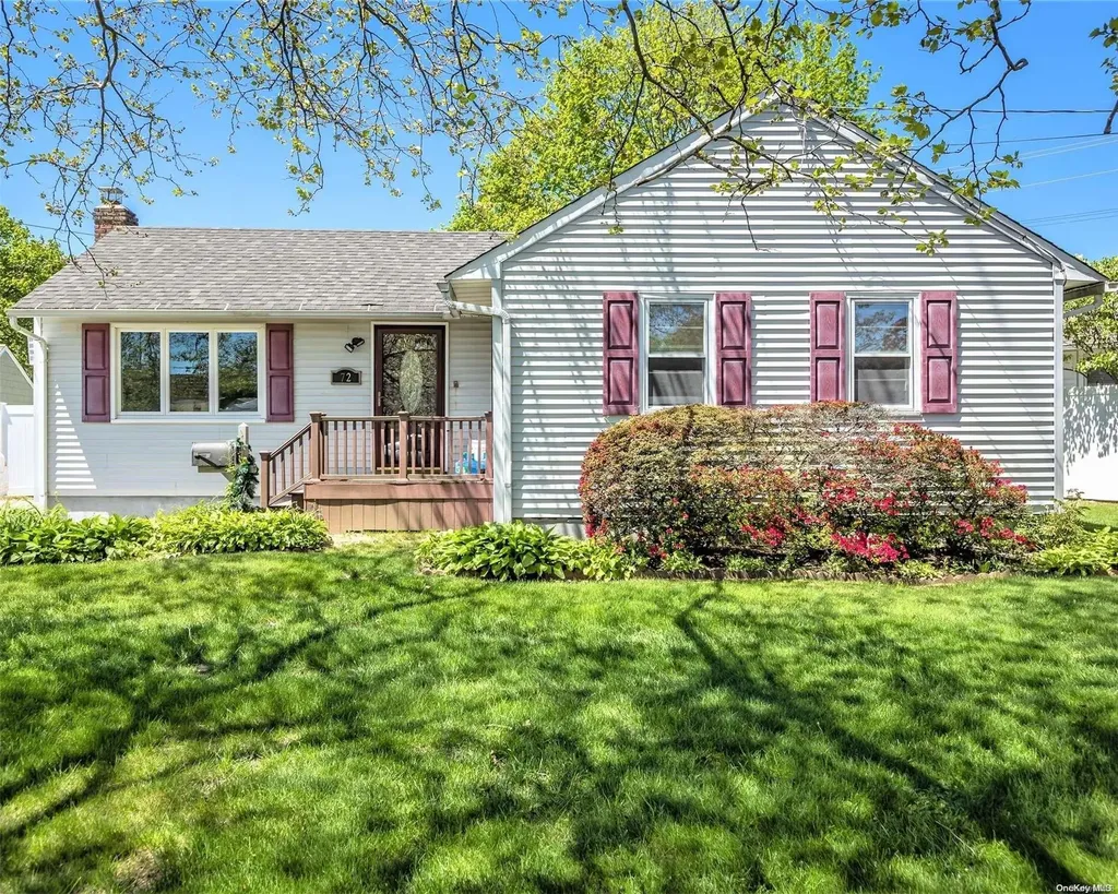 72 Nehring Avenue Babylon NY 11702