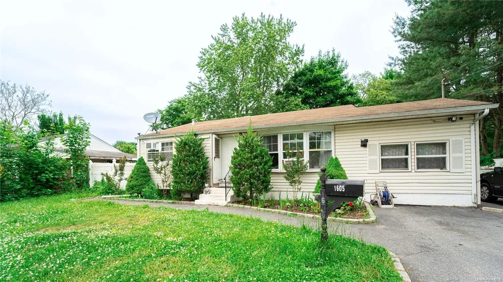 1605 N Gardiner Drive Bay Shore NY 11706