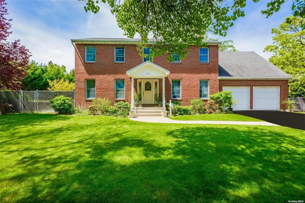 257 Walnut Street Lindenhurst NY 11757
