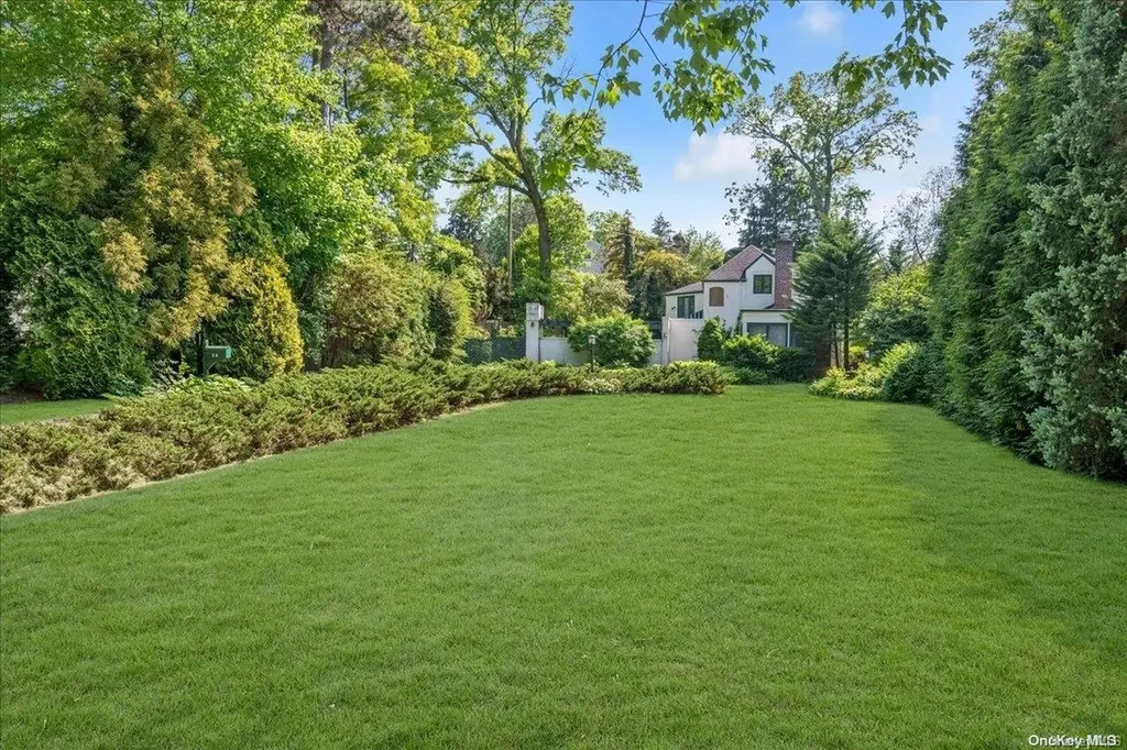 14 Valley Road Manhasset NY 11030