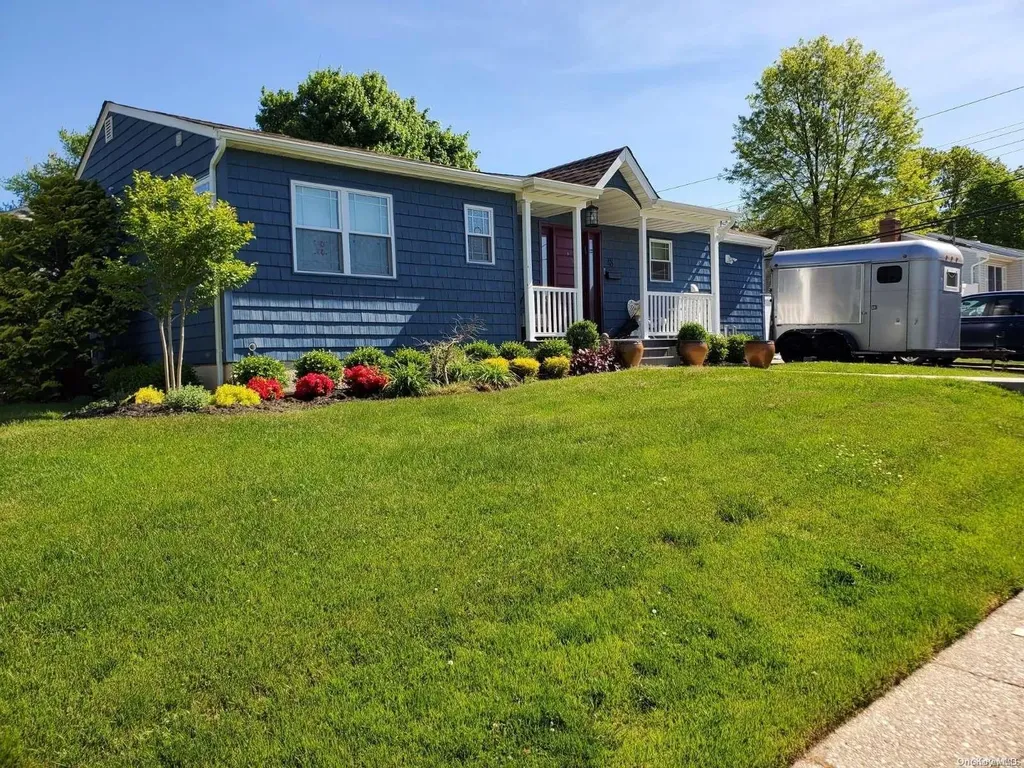 48 Charlotte Place Plainview NY 11803