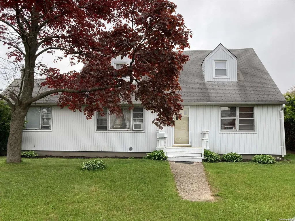 825 S Walnut Street Lindenhurst NY 11757