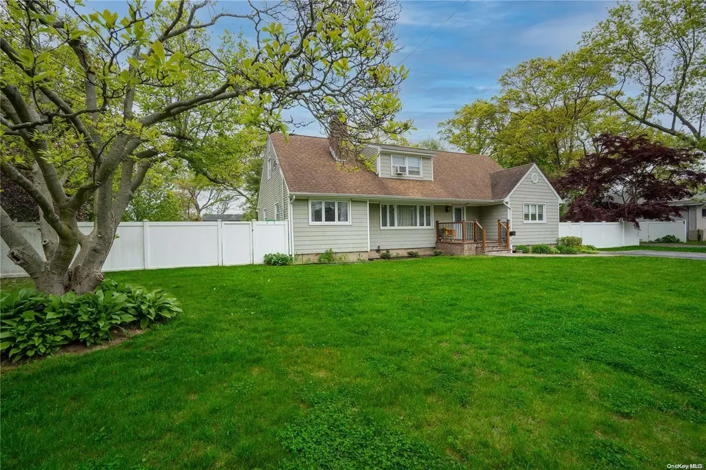 670 Centre Avenue Lindenhurst NY 11757