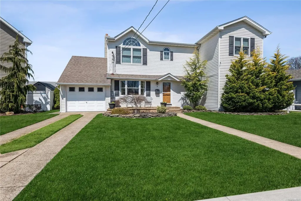 2 Bacon Lane Babylon NY 11702