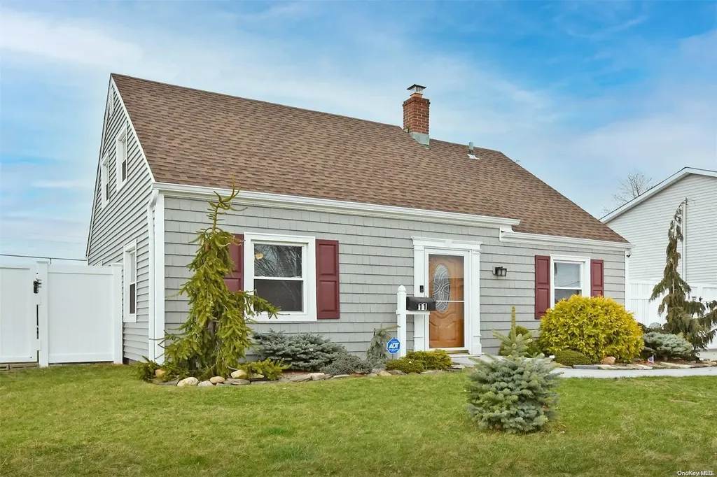 11 Circle Lane Levittown NY 11756