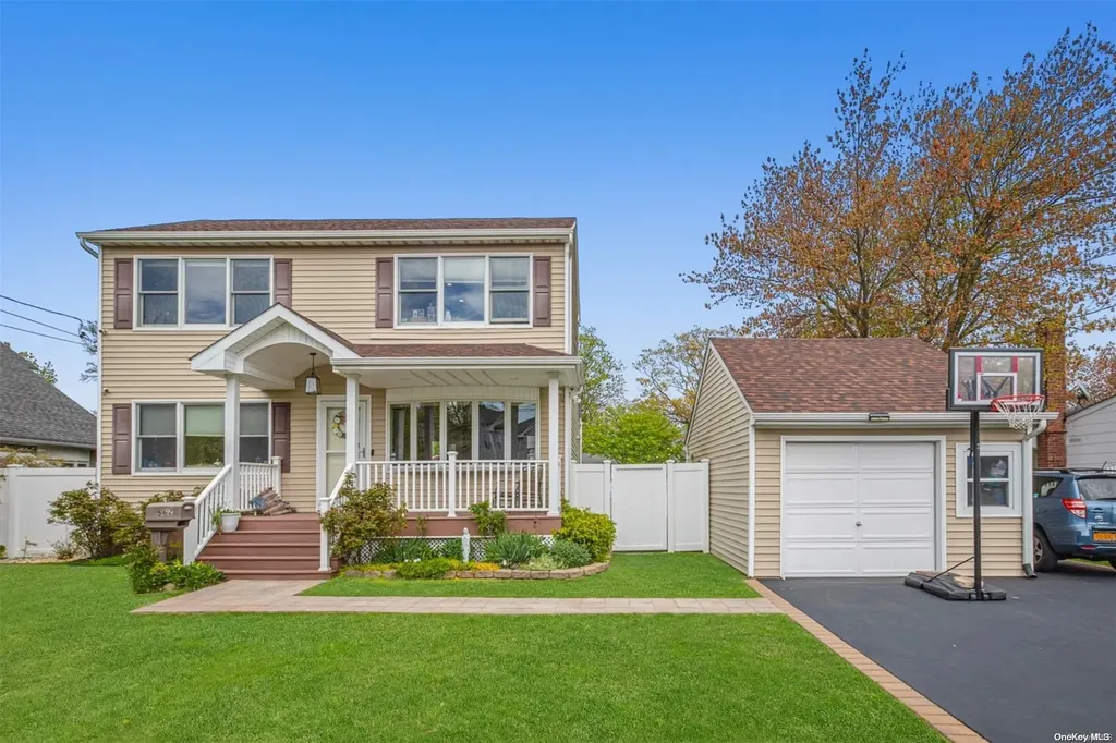 562 S 9th Street Lindenhurst NY 11757