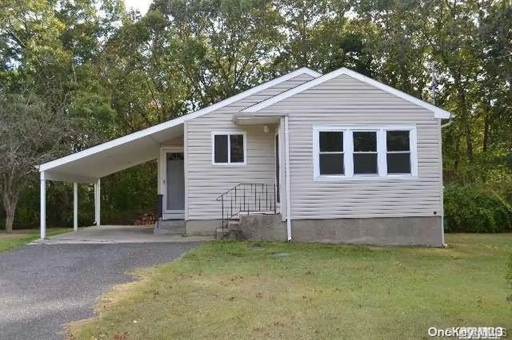 384 Locust Street Central Islip NY 11722