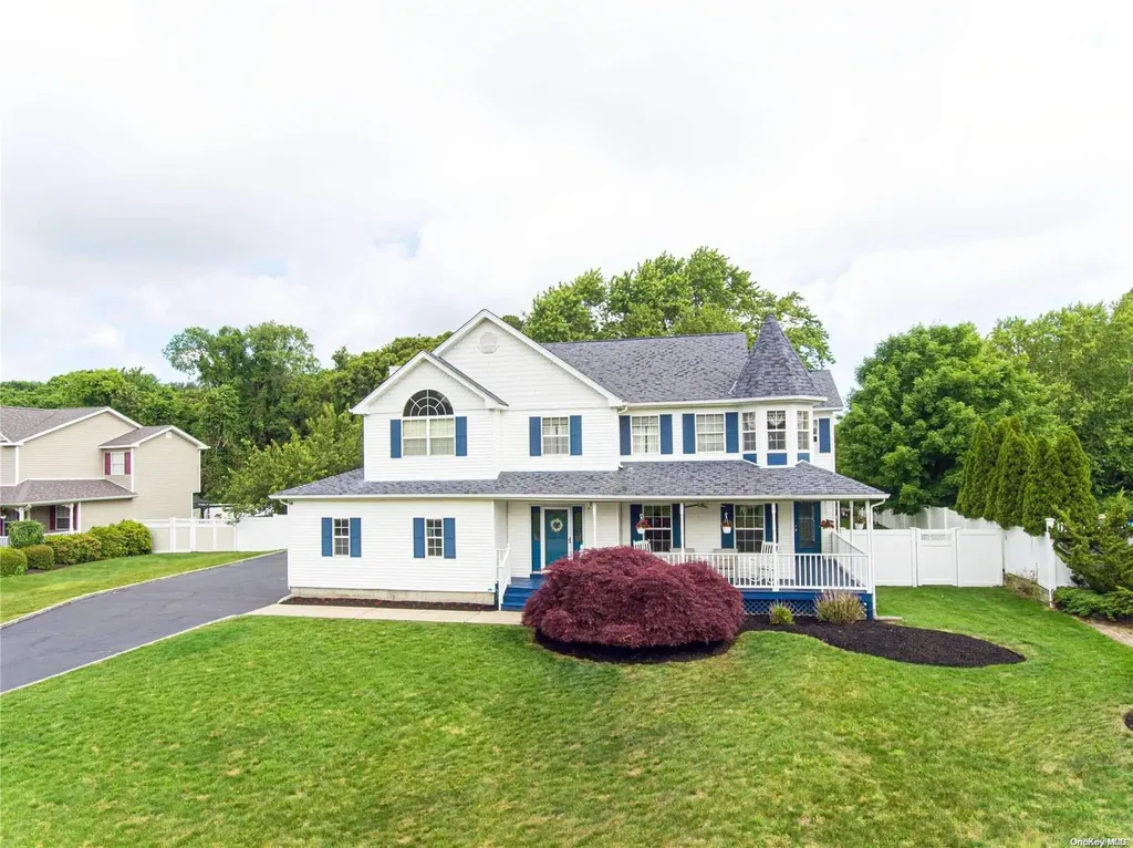 9 Domino Way Centereach NY 11720