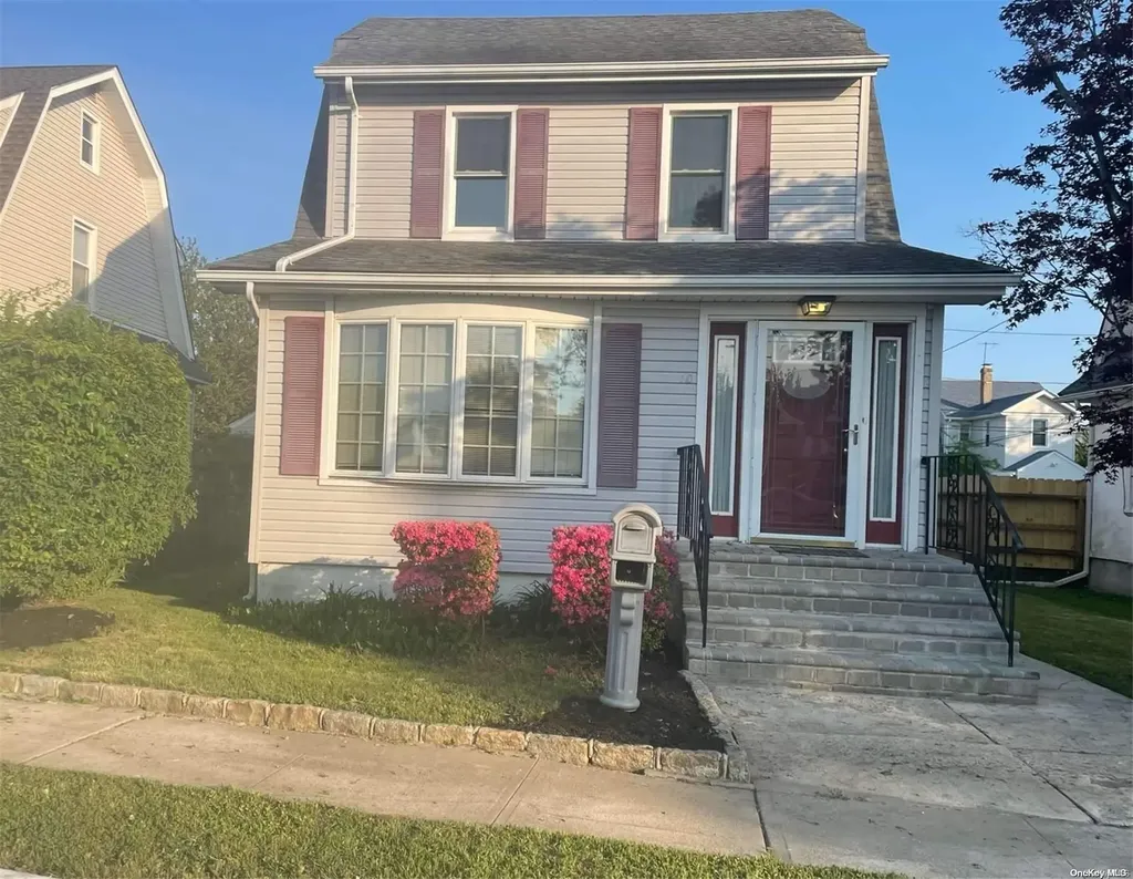 10 Maple Drive Lindenhurst NY 11757