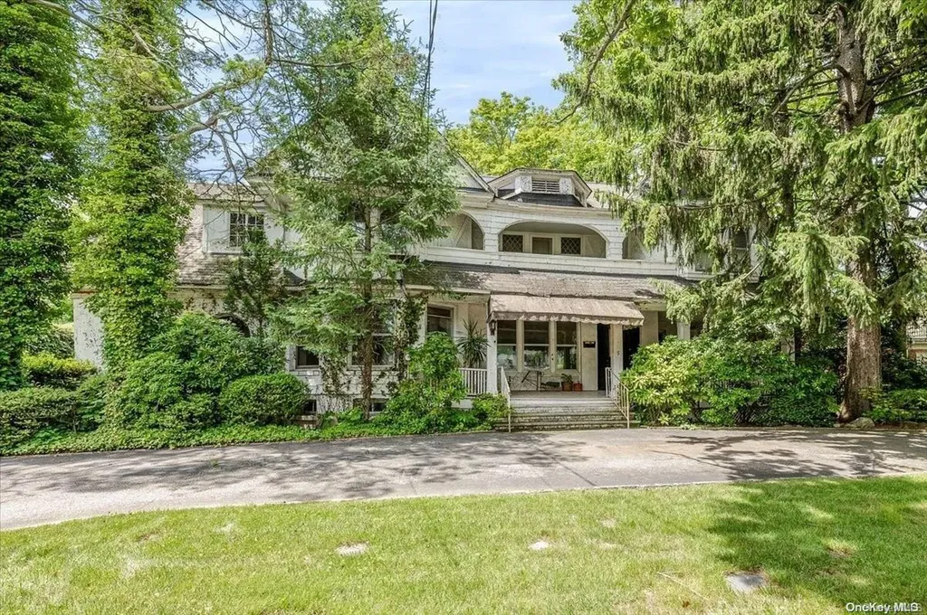 5 Elliot Road Great Neck NY 11021
