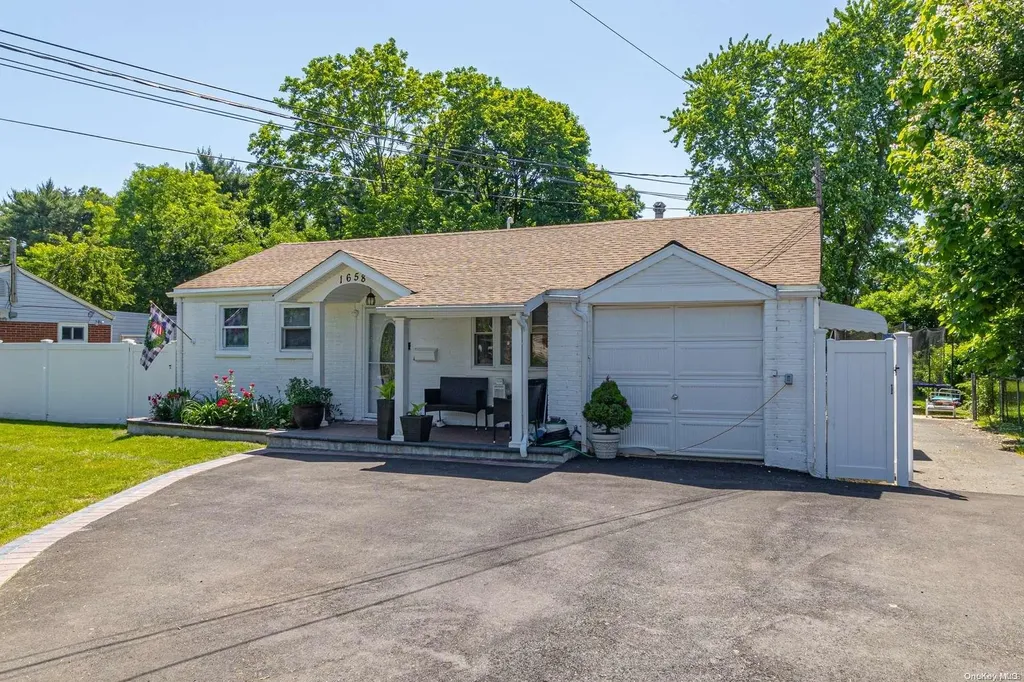 1658 N Gardiner Drive Bay Shore NY 11706