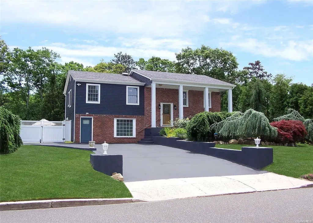 6 Hyde Lane Coram NY 11727