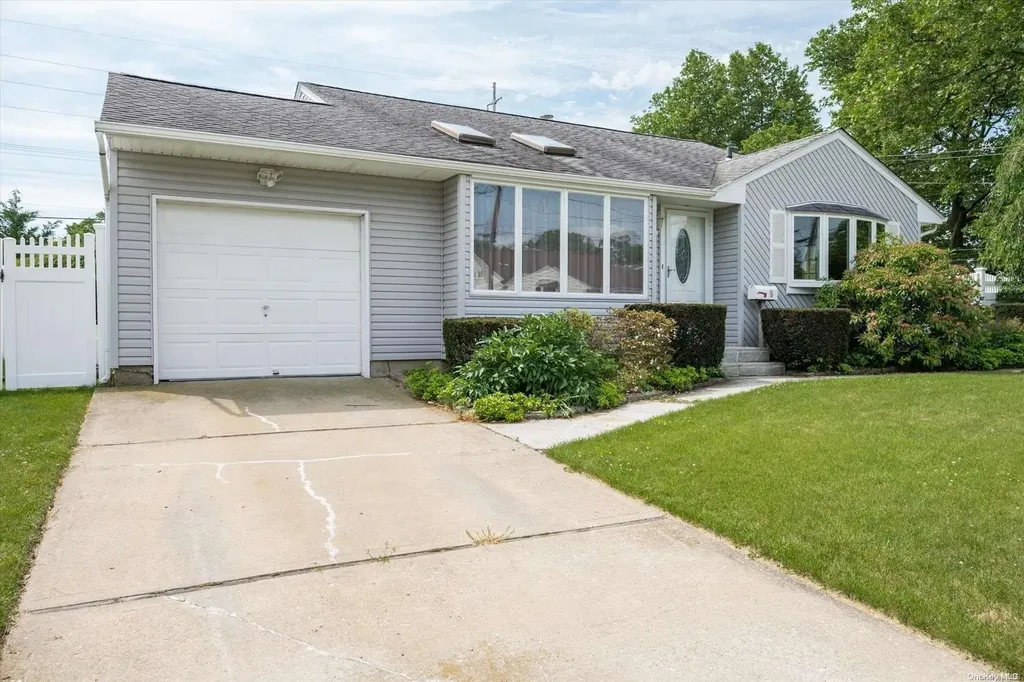 9 Storz Place Lindenhurst NY 11757