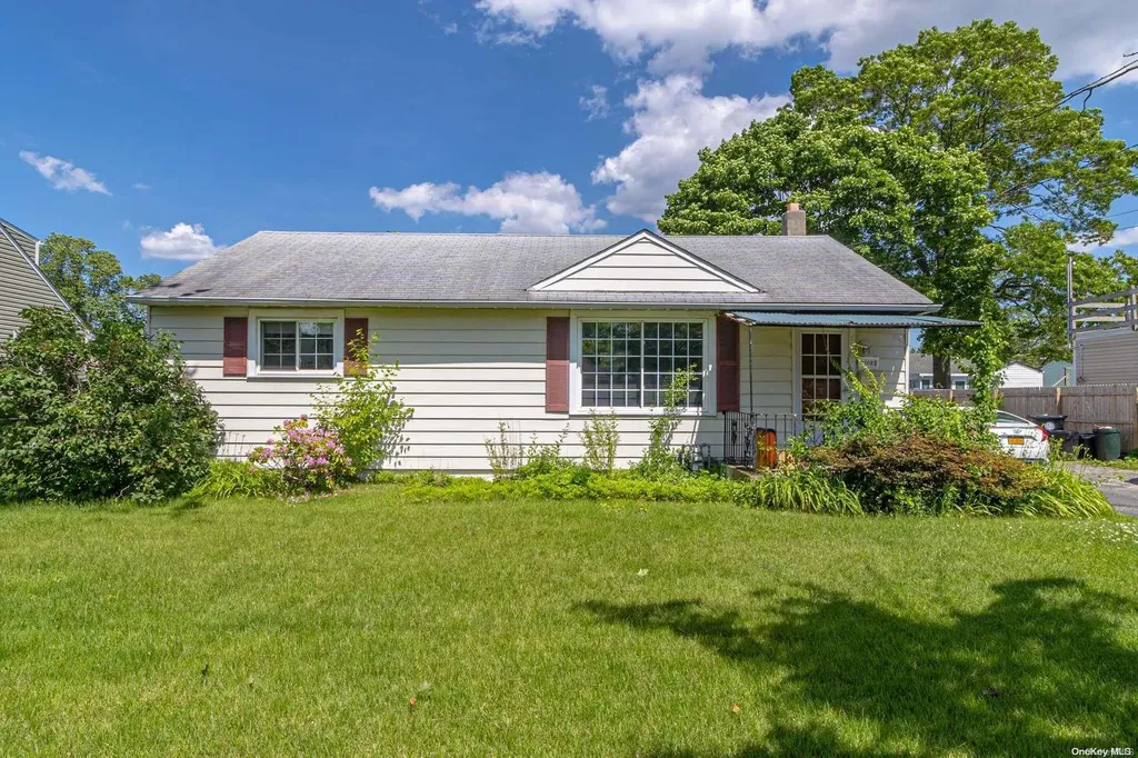 1083 Manor Lane Bay Shore NY 11706