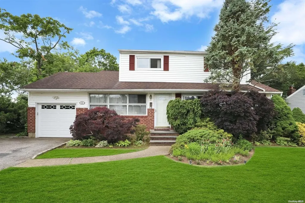 11 Lark Avenue Old Bethpage NY 11804
