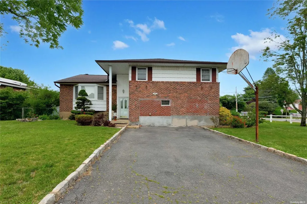 3321 Brooktree Lane Wantagh NY 11793