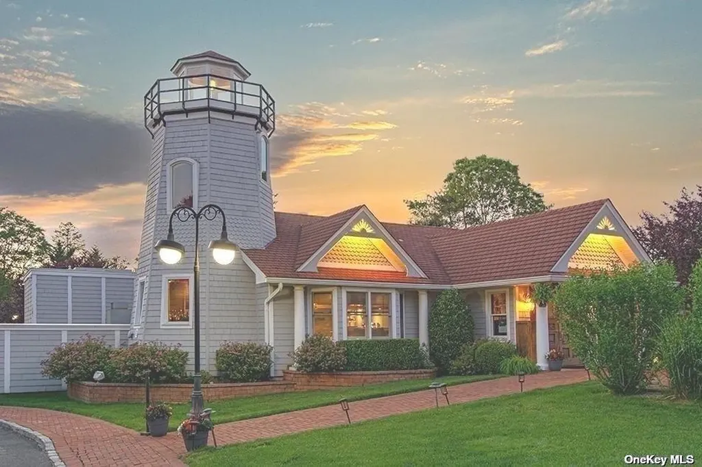 322 W Montauk Hampton Bays NY 11946