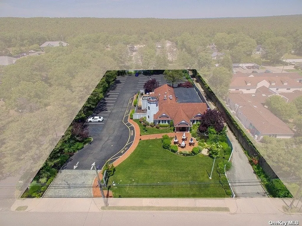 322 W Montauk Hampton Bays NY 11946