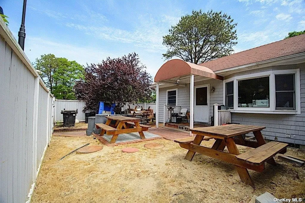 322 W Montauk Hampton Bays NY 11946