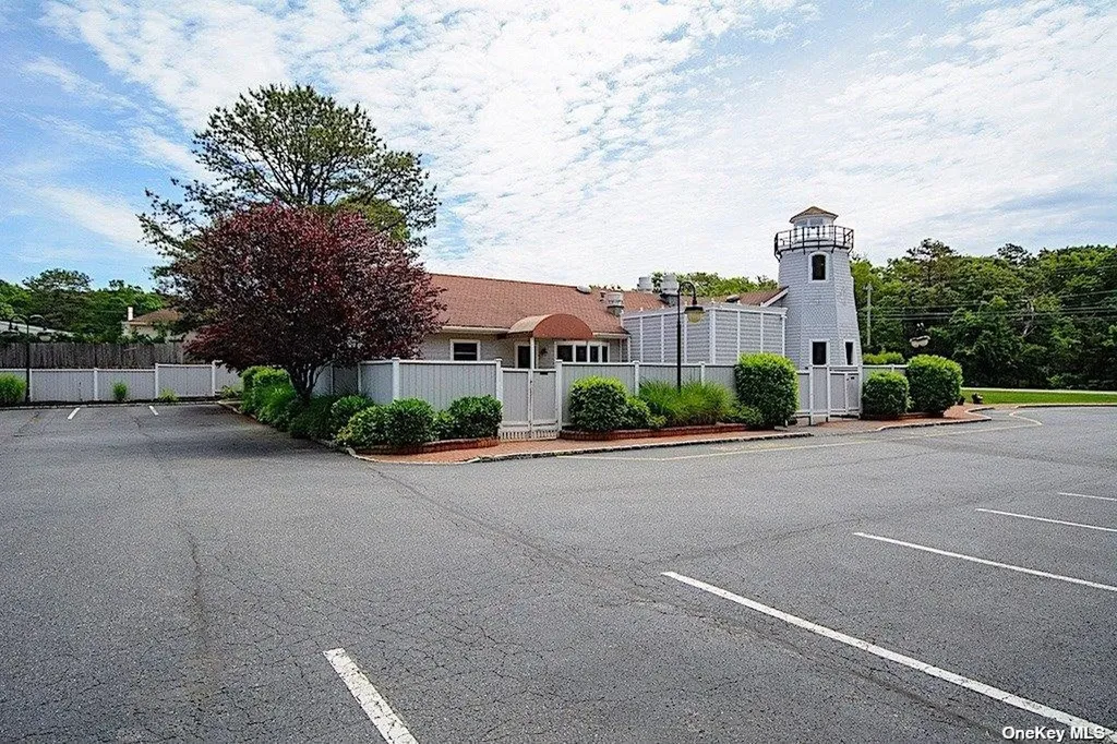 322 W Montauk Hampton Bays NY 11946