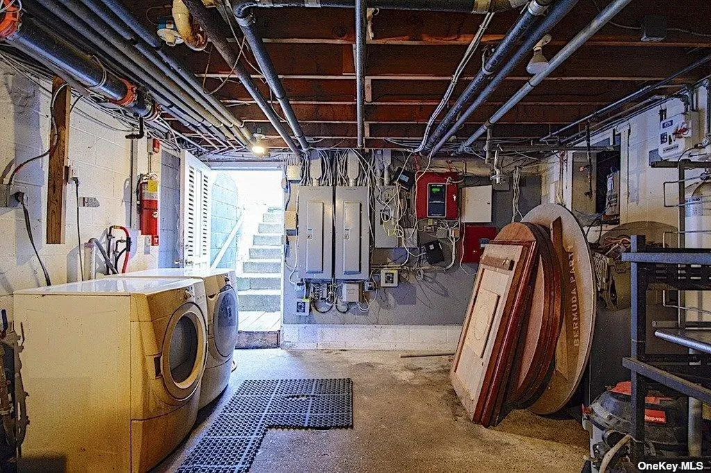 322 W Montauk Hampton Bays NY 11946