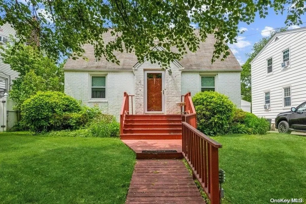 37 Avalon Road Hewlett NY 11557