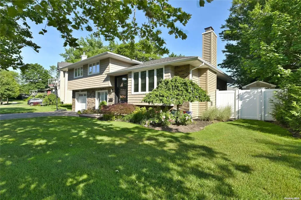 3 Devonshire Court Plainview NY 11803