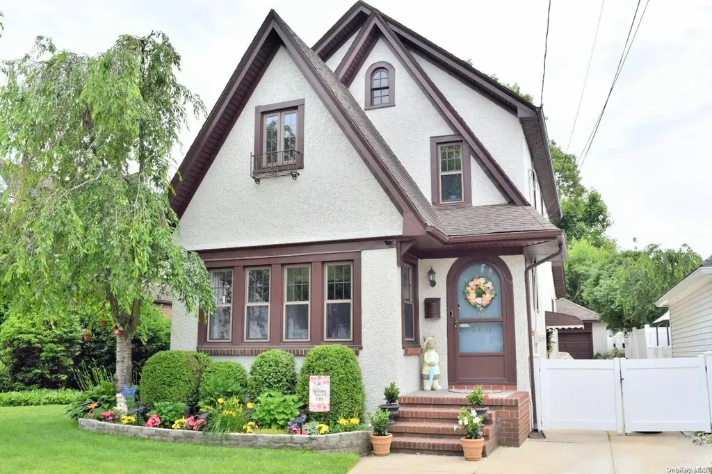 260 E Chester Street Valley Stream NY 11580
