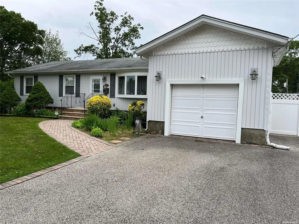 836 Windmill Avenue West Babylon NY 11704