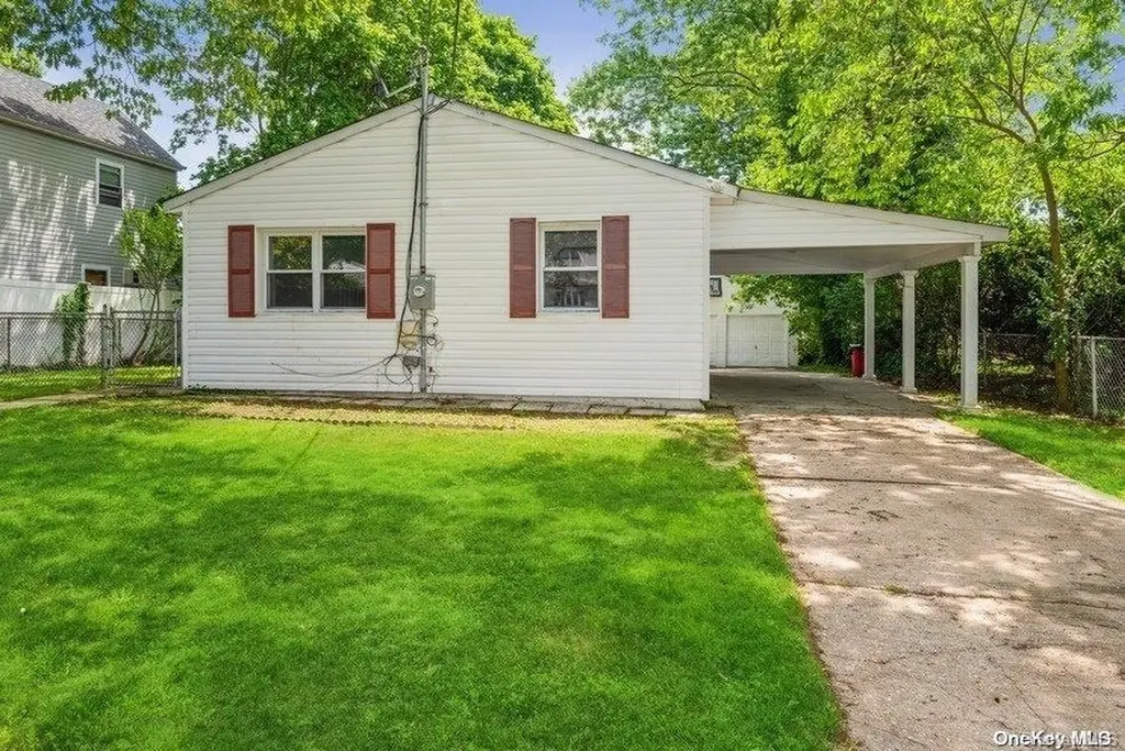 19 Park Lane Massapequa NY 11758