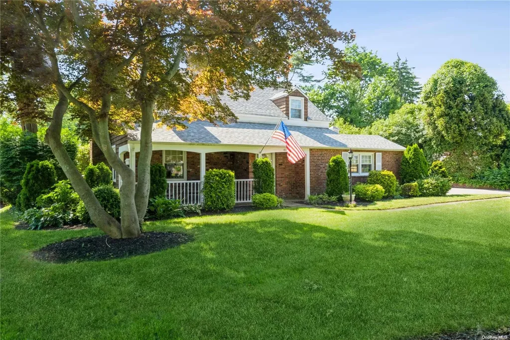 41 Orchard Meadow Road East Williston NY 11596