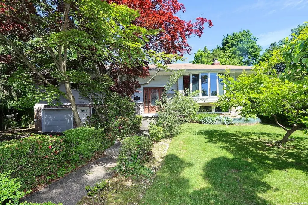 10 Tad Lane Old Bethpage NY 11804