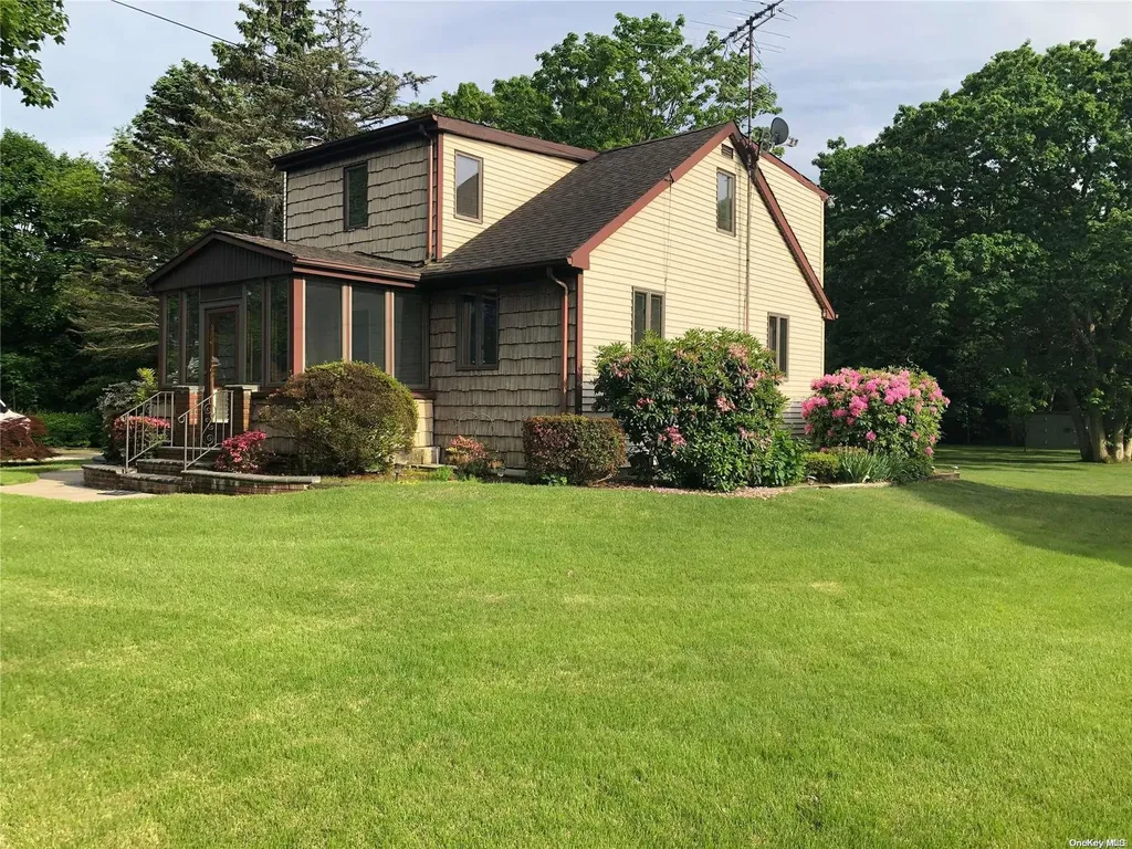 42 Frederick Avenue Bay Shore NY 11706